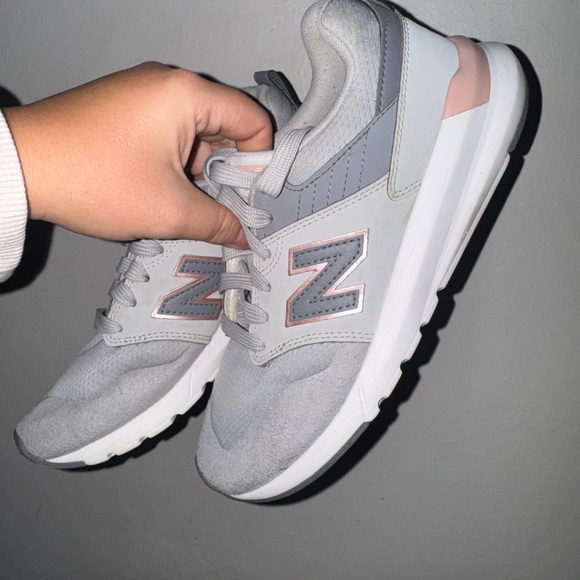 New Balance Women's Sneakers in Gray and Pink - Picture 1 of 7